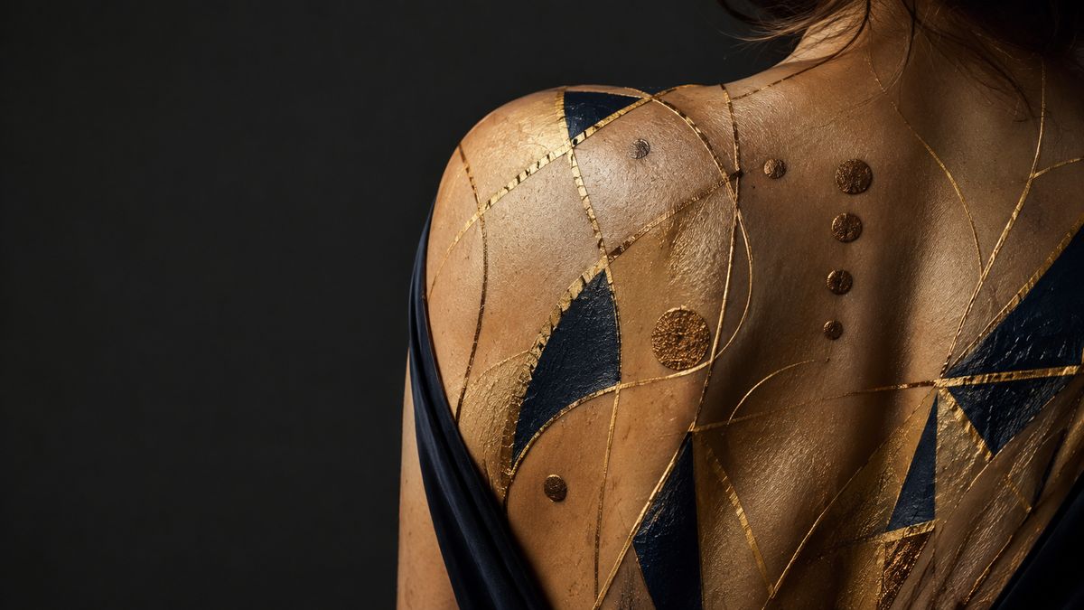 Body Art — золотая роспись по коже плеча