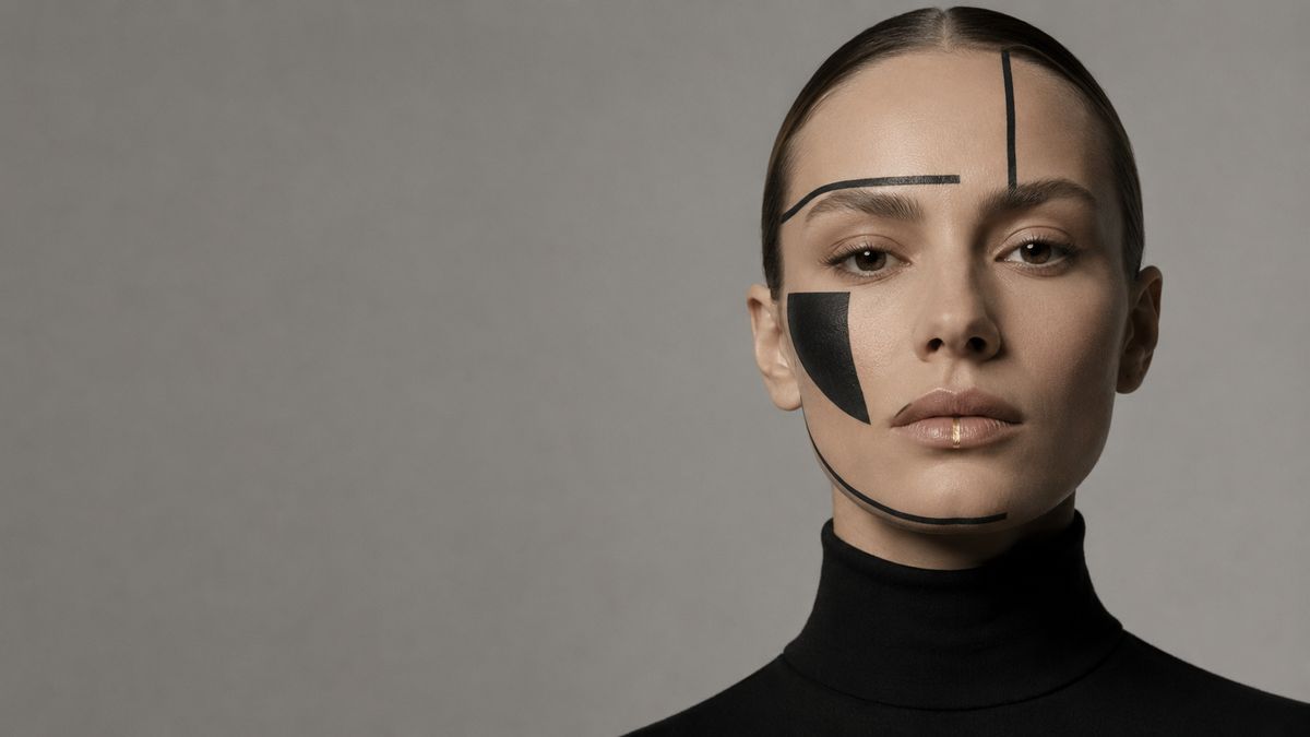 Face Art — графичная роспись лица золотом и графитом